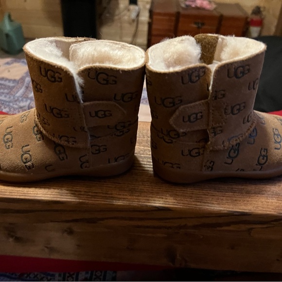Toddler Uggs size 7. Vguc. Literally only worn maybe twice! - Picture 1 of 4